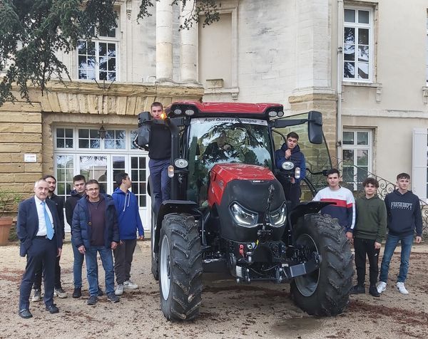 Les élèves de BAC PRO MMAG découvrent leur nouveau tracteur CASE VESTRUM IH 120 cv.